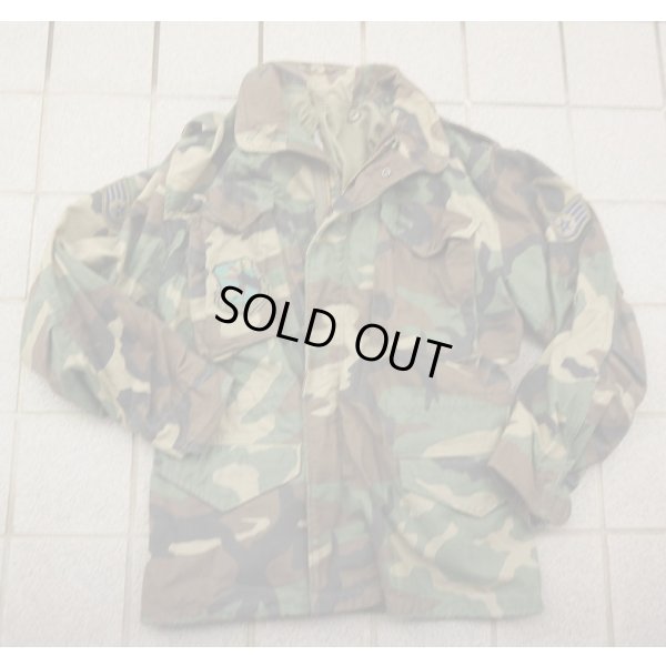 画像1: 米軍 米空軍戦略航空軍団パッチ付きM65フィールドジャケット ウッドランド迷彩ブラスジッパー仕様SMALL-SHORT