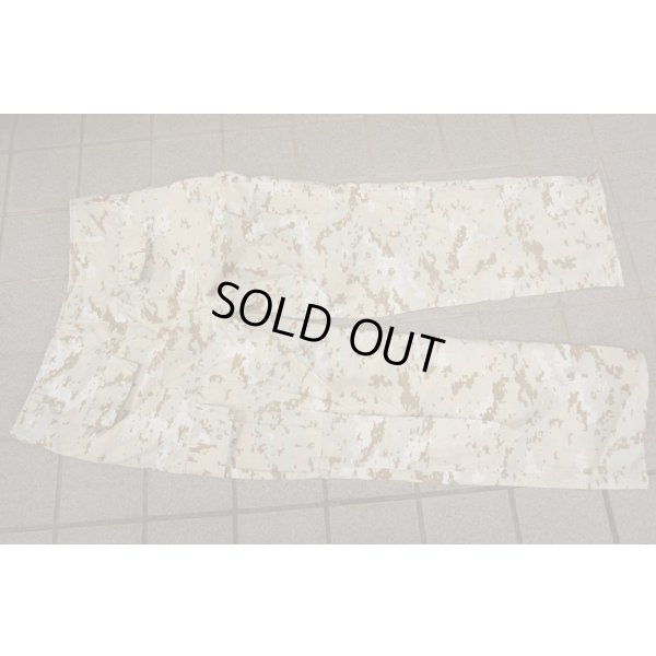 画像2: マケドニア軍砂漠迷彩上下セットLARGE新品 徽章付き