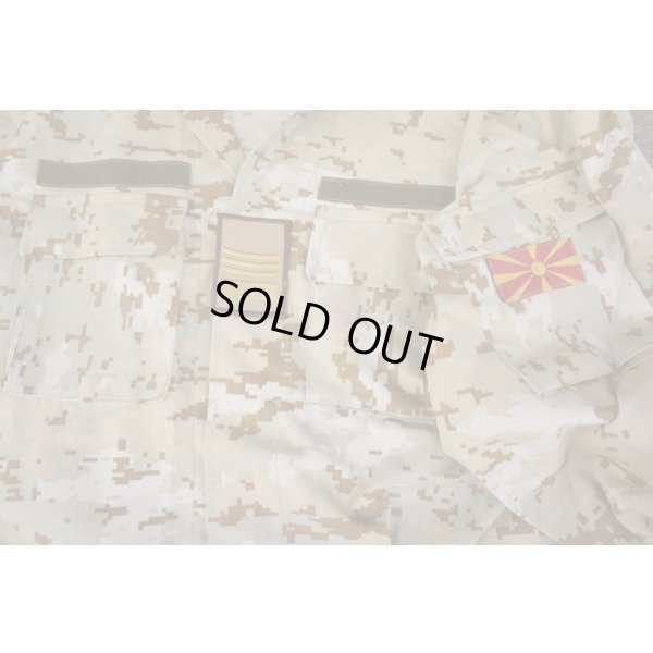 画像3: マケドニア軍砂漠迷彩上下セットLARGE新品 徽章付き