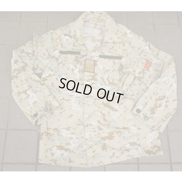 画像1: マケドニア軍砂漠迷彩上下セットLARGE新品 徽章付き