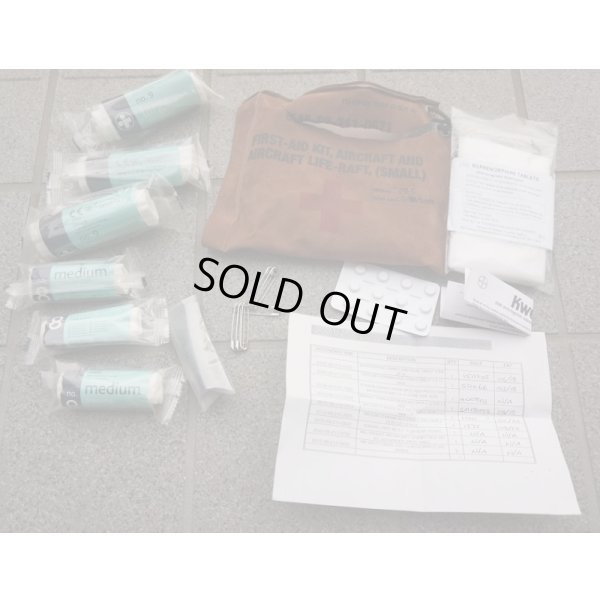 画像1: 英軍 航空機用ファーストエイドキット