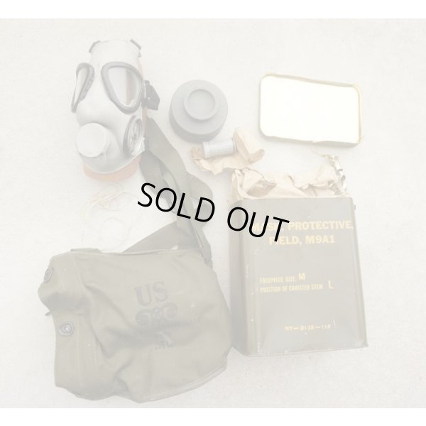 画像1: 米軍M9A1ガスマスク ガスマスクバッグ付き缶入りMEDIUM未開封新品