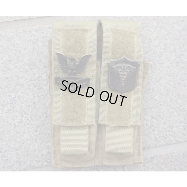 画像1: 米軍放出ブラックホーク ダブルピストルマガジンポーチCT(コヨーテタン)米海軍衛生兵三等海曹徽章付き