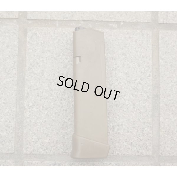 画像1: 米軍放出グロック22マガジン タン マグバンパー付き