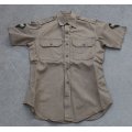 米軍 米陸軍カーキ夏季制服サービスシャツ15 X 32 4等特技兵階級章付き