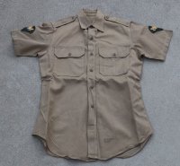 米軍 米陸軍カーキ夏季制服サービスシャツ15 X 32 4等特技兵階級章付き