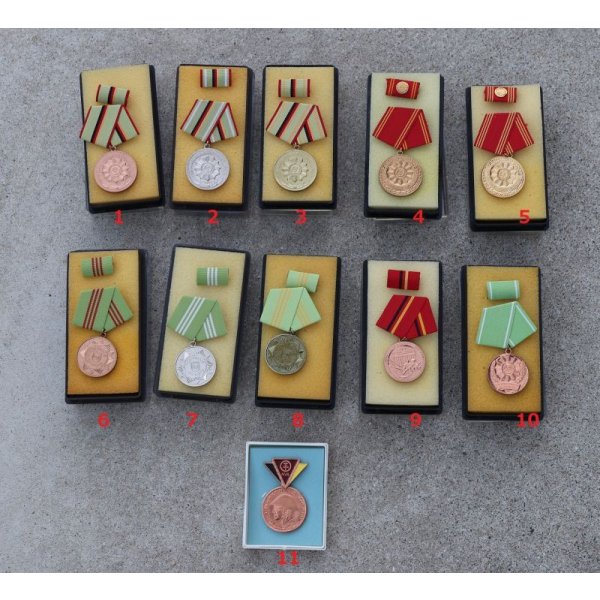 画像1: 東ドイツ 略綬・勲章 各種 新品