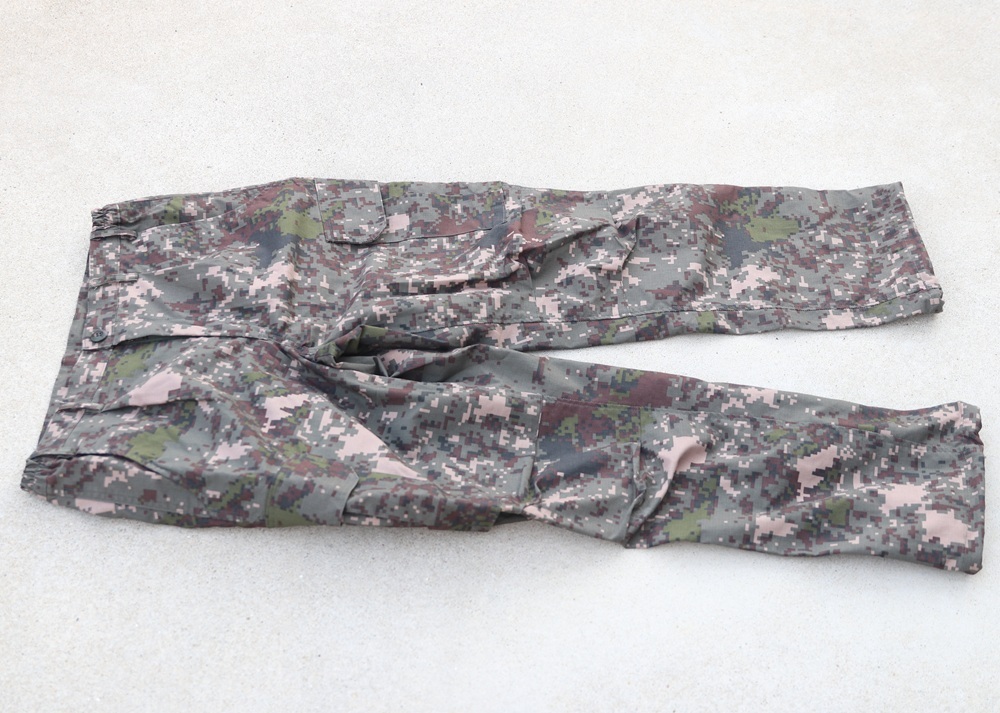  韓国軍 戦闘服パンツ 韓国陸軍デジタル迷彩 新品?