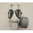 画像3: 米軍M9A1ガスマスク ガスマスクバッグ付き缶入りMEDIUM未開封新品 (3)