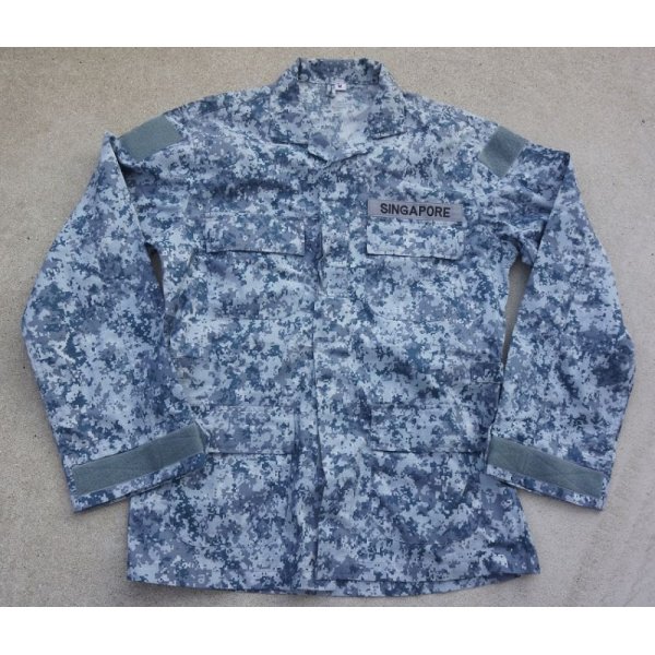画像2: シンガポール軍 空軍デジタル迷彩 上下帽子セット新品 (2)