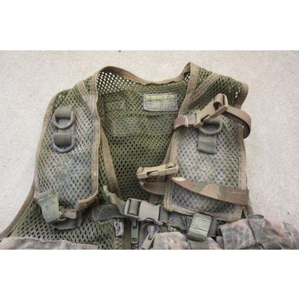 画像7: 英軍放出Arktis 1601バトルベストDPM迷彩 塗装品 (7)