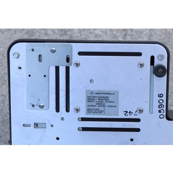 画像8: モトローラNTN4796A充電器 (8)