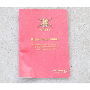 画像: 英軍陸軍逮捕起訴時マニュアル