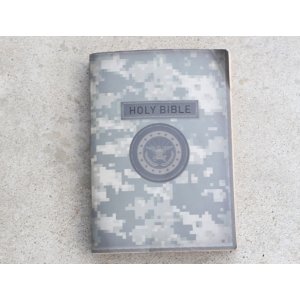 画像: 米軍放出 軍人向け聖書UCP迷彩(ACU迷彩)