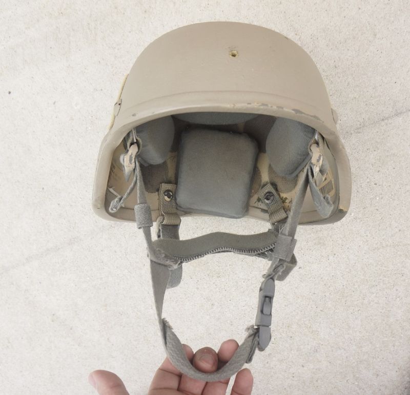 米軍特殊部隊放出ACHヘルメットSMALL/MEDIUMベルクロ付き(TANカラースプレー済み) - ミリタリーサープラス キャンプ・ビッキー
