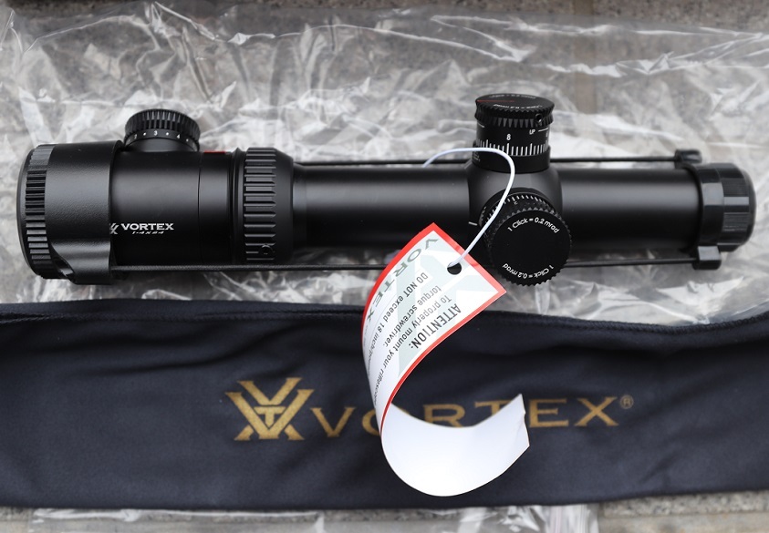 ボルテックスViper PST 1-4 x 24ショートスコープ新品 - ミリタリー