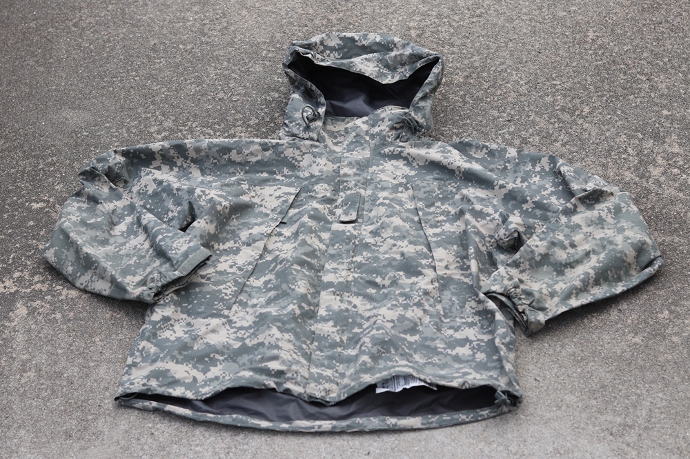 米軍ECWCS Gen3 LV6ゴアテックスパーカーUCP迷彩(ACU迷彩)MEDIUM